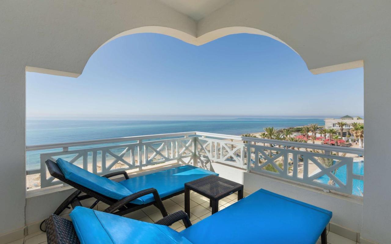 Radisson Blu Resort & Thalasso האממט מראה חיצוני תמונה Balcony of a suite at the Hilton Sharm El Sheikh Resort