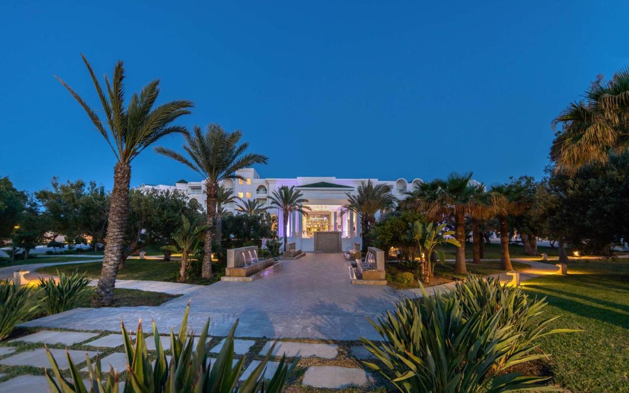 Radisson Blu Resort & Thalasso האממט מראה חיצוני תמונה The hotel at night