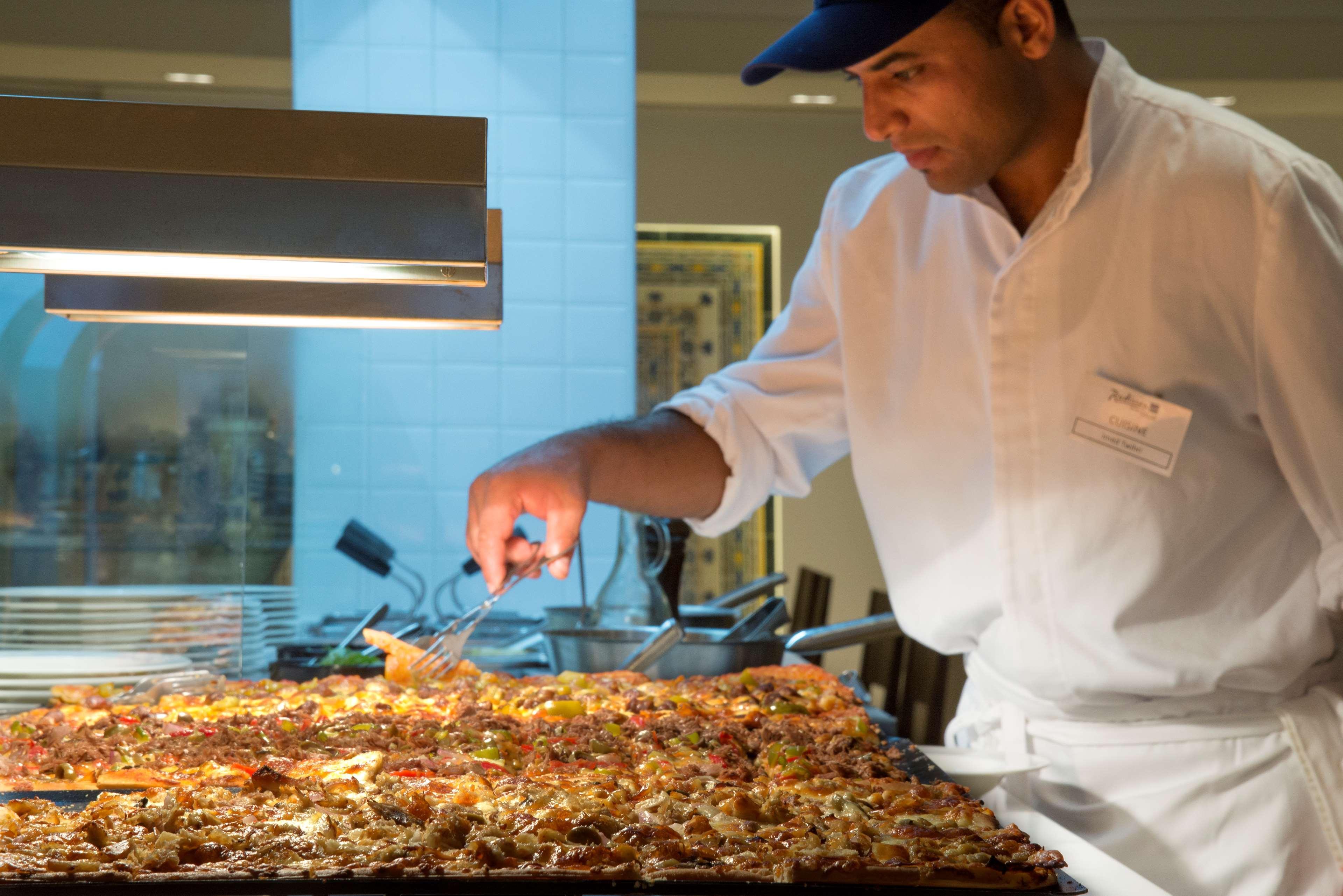 Radisson Blu Resort & Thalasso האממט מראה חיצוני תמונה A chef preparing food at a buffet