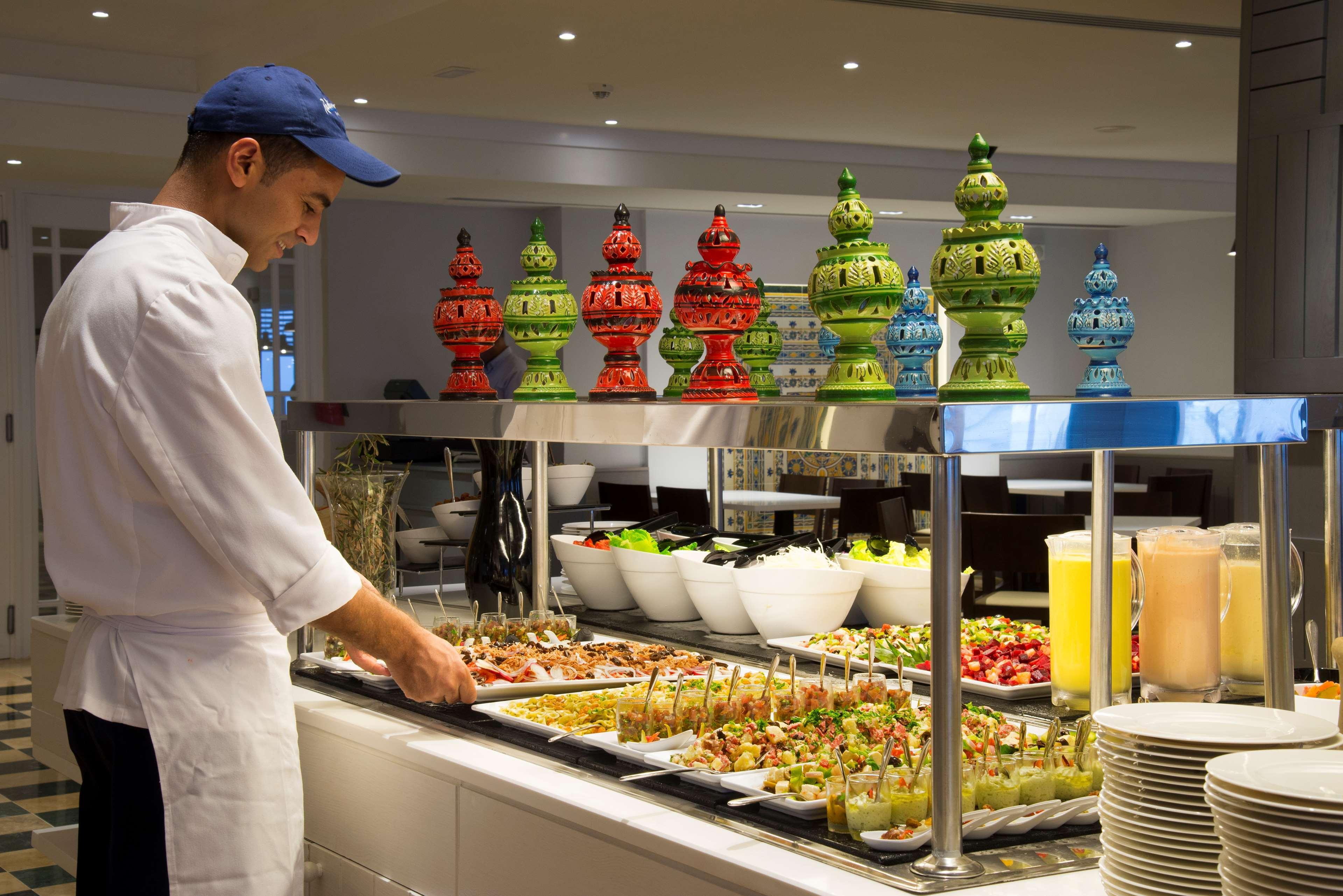 Radisson Blu Resort & Thalasso האממט מראה חיצוני תמונה A buffet at a hotel