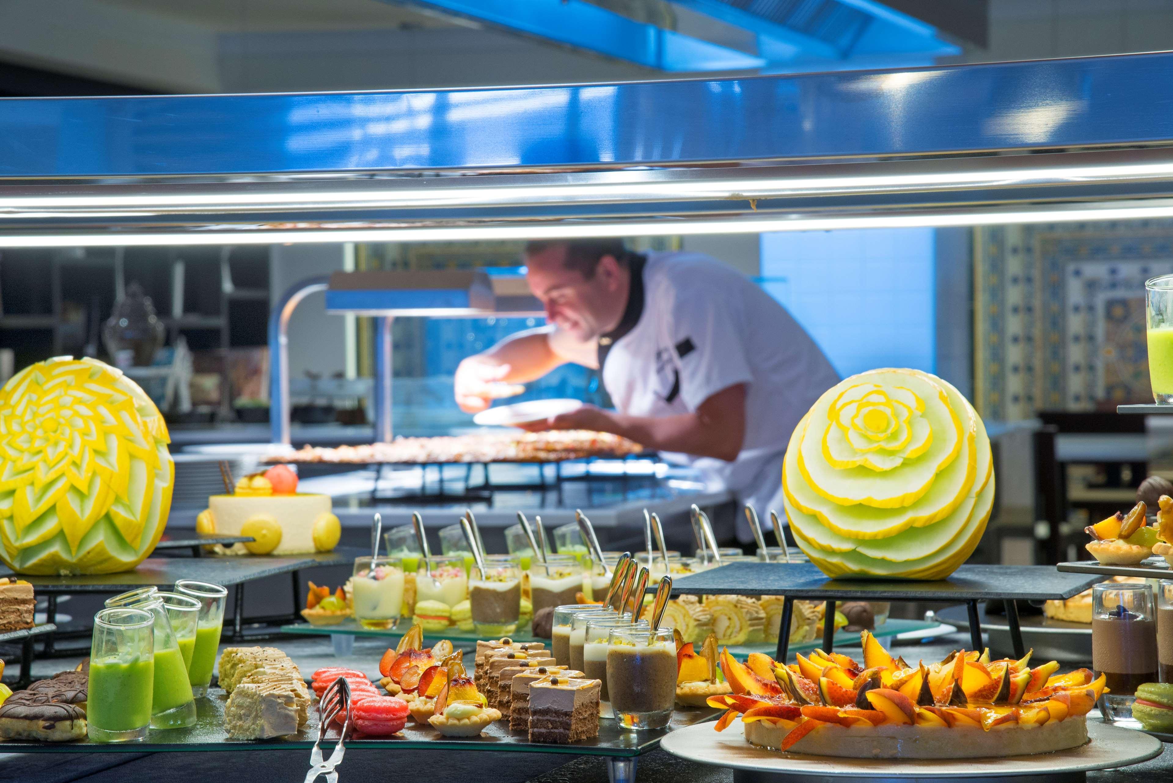Radisson Blu Resort & Thalasso האממט מראה חיצוני תמונה A buffet at a hotel