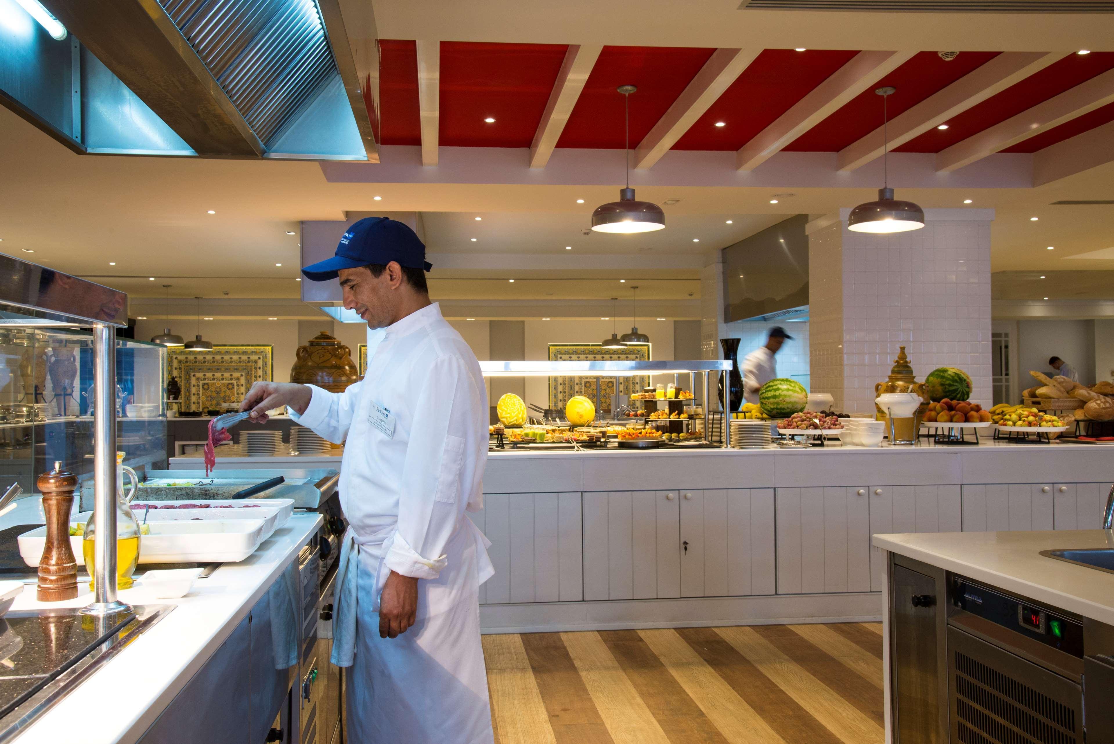 Radisson Blu Resort & Thalasso האממט מראה חיצוני תמונה A cook working in a hotel kitchen